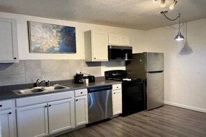 Fridge, microwave, coffee/tea maker - 1 Queen Bed | Suite, Non-Smoking, Kitchen (Sierra Vista)