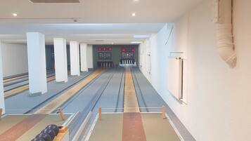 Een bowlinghal met banen, een pinautomaten en een kogeltjesretour.