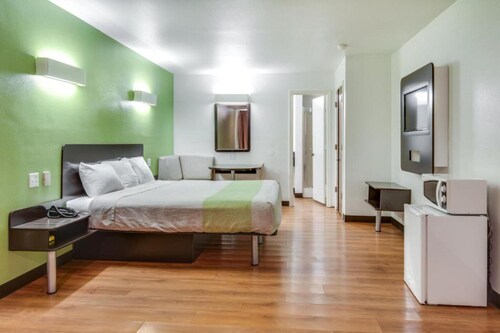 1 King Bed | Non-Smoking, Micfridge