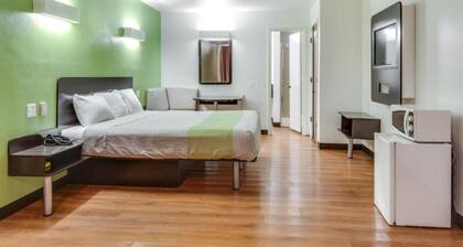 1 King Bed | Non-Smoking, Micfridge