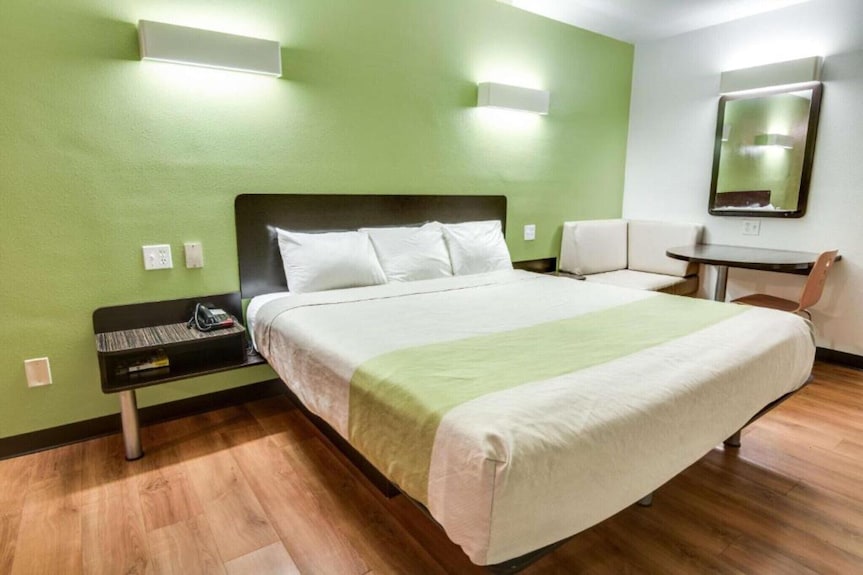 A Cozy King Bed|free Parking|wifi - Longview, TX