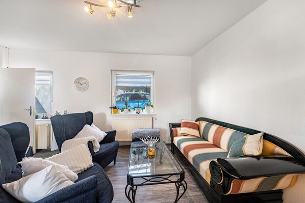 TV - New Holiday Apartment with Terrace (Klein Wittensee)