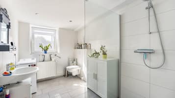 Dusj, hårføner og håndklær