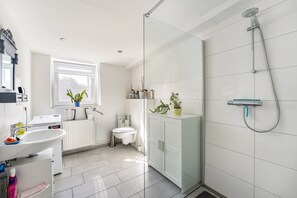 Shower, hair dryer, towels - New Holiday Apartment with Terrace (Klein Wittensee)