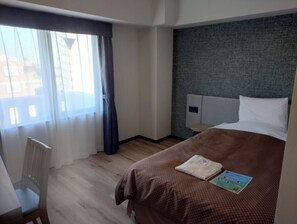 Escritorio, tabla de planchar con plancha, wifi gratis y ropa de cama