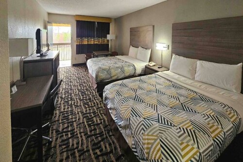 2 Queen Beds | Smoking, Micfridge