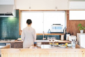 Refrigerador, microondas, parrilla de estufa y utensilios de cocina 