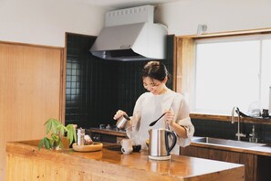 Refrigerador, microondas, parrilla de estufa y utensilios de cocina 