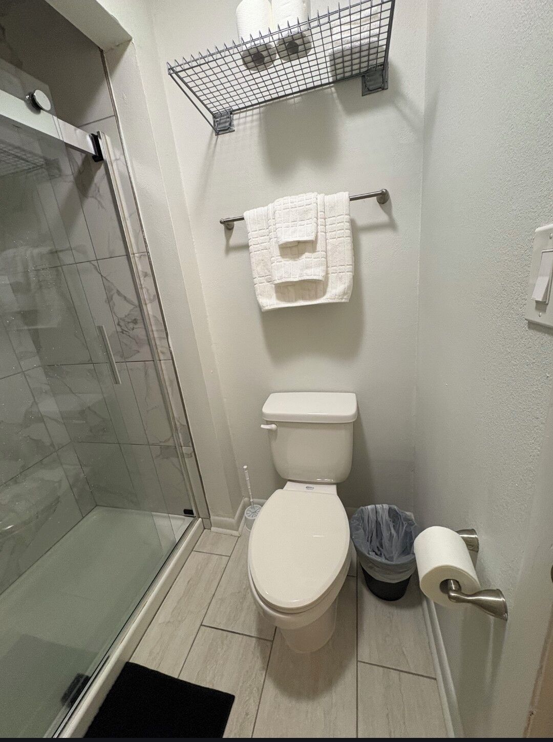 Een douche, een haardroger, handdoeken, zeep