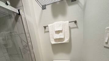 Een douche, een haardroger, handdoeken, zeep