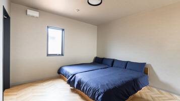 Een bureau, gratis wifi, beddengoed