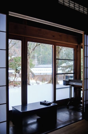 A room with tatami flooring, a low table, and a piano. - Entire Traditional Japanese House Rental Riversi / Kohaya City Fukui (Kohaya City)