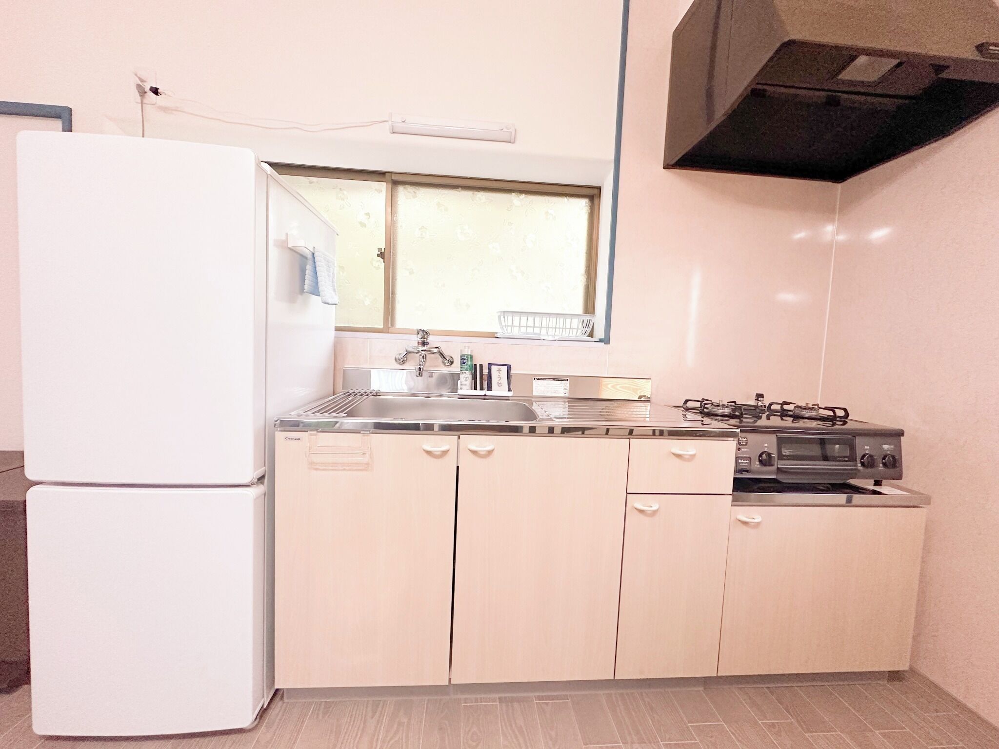 Refrigerador, microondas, parrilla de estufa y utensilios de cocina 
