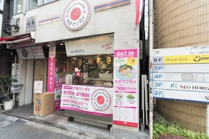 Ein Restaurant mit Schild und Speisekarte.