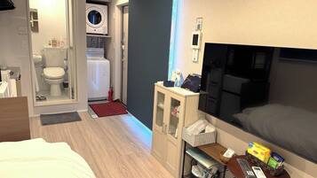 Een bureau, gratis wifi, beddengoed