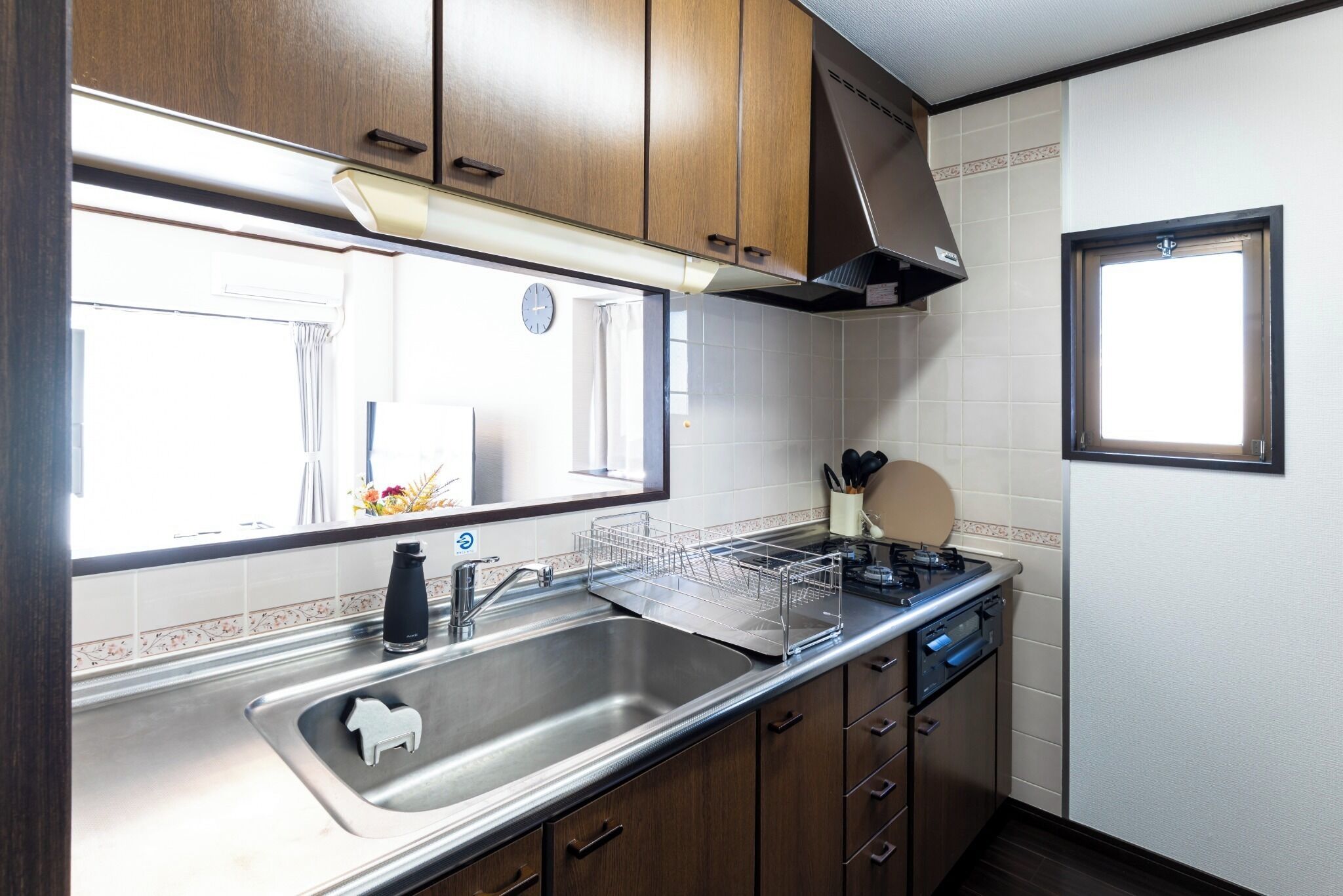 Fridge, microwave, stovetop, cookware/dishes/utensils