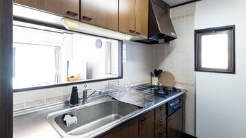 Fridge, microwave, stovetop, cookware/dishes/utensils