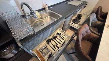 Geladeira, micro-ondas, cooktop, talheres/pratos/utensílios de cozinha