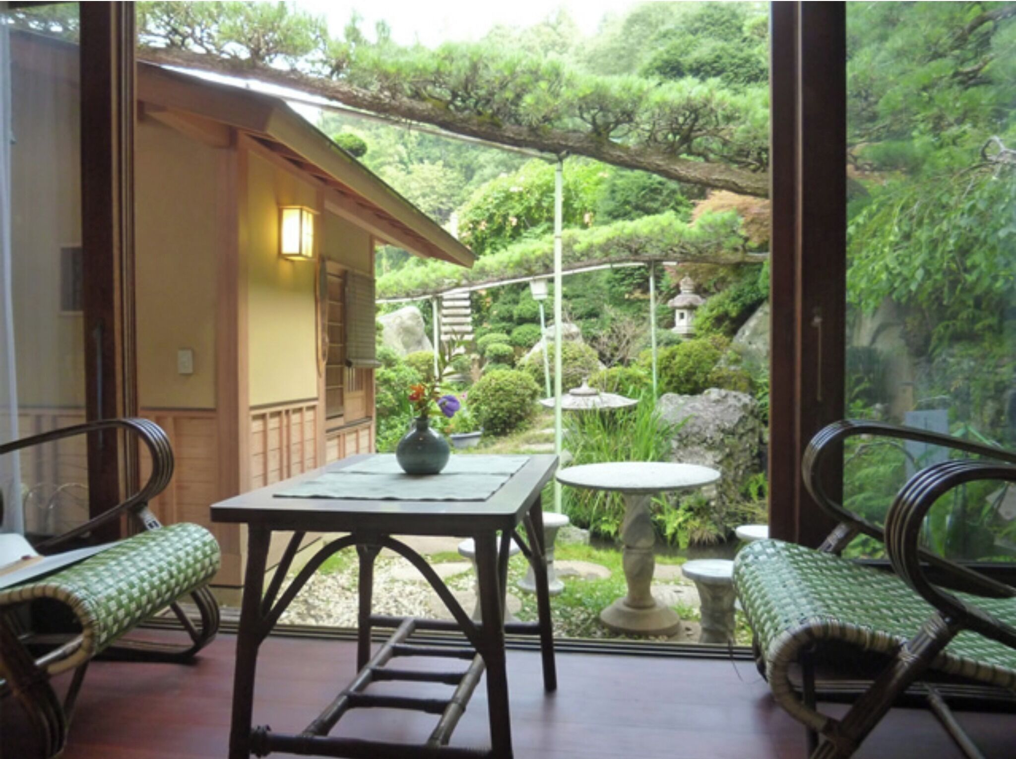 屋外ダイニングエリア. 禁煙一棟貸し素泊まり自然と一体となるチル旅で心身ともにリフレッシュ / 大月市 山梨県