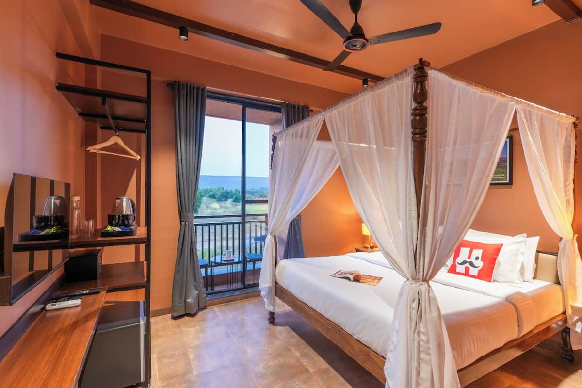 Deluxe Double Room with Balcony | 高級寝具、セーフティボックス (室内)、ノートパソコン用作業スペース、アイロン / アイロン台