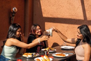 Outdoor dining - Moustache Hostel Lonavala (Lonavala)