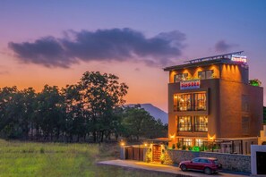 Exterior - Moustache Hostel Lonavala (Lonavala)