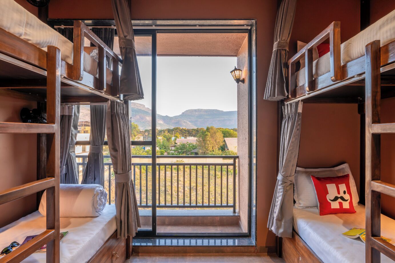 8 Bed Mixed Dorm without Balcony | Una cassaforte in camera, postazione laptop, ferro/asse da stiro