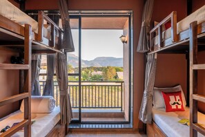 8 Bed Mixed Dorm without Balcony | Caja fuerte y espacio para trabajar con un portátil