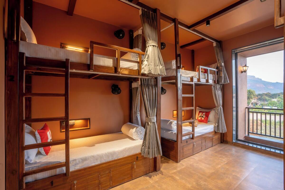 6 Bed Mixed Dorm without Balcony | 高級寝具、セーフティボックス (室内)、ノートパソコン用作業スペース、アイロン / アイロン台