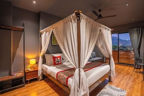 Deluxe Quad Room | ตู้นิรภัยในห้องพัก, พื้นที่ทำงานแบบใช้แล็ปท็อป, เตารีด/โต๊ะรีดผ้า