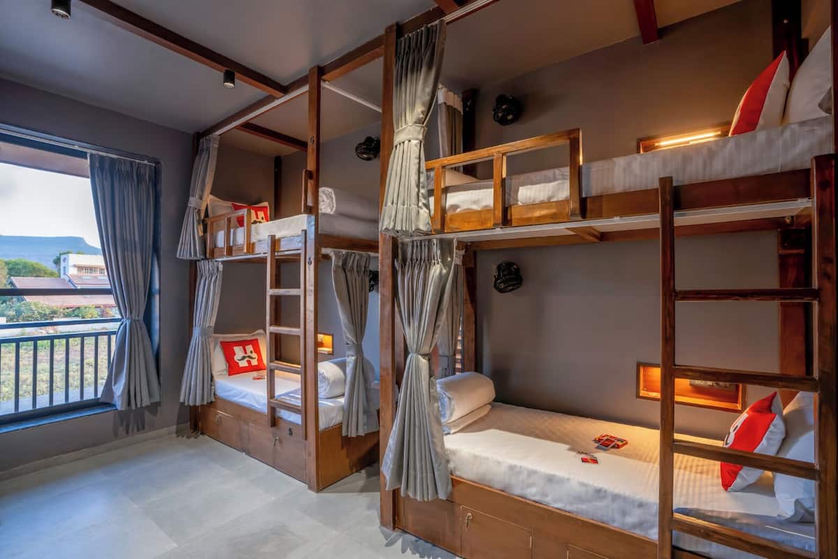 8 Bed Mixed Dorm with Balcony | 高級寝具、セーフティボックス (室内)、ノートパソコン用作業スペース、アイロン / アイロン台