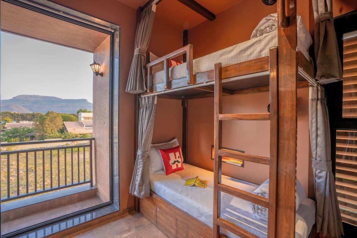 8 Bed Mixed Dorm without Balcony | 高級寝具、セーフティボックス (室内)、ノートパソコン用作業スペース、アイロン / アイロン台