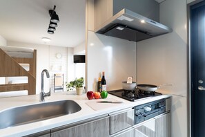Full-sized fridge, microwave, stovetop, cookware/dishes/utensils - BON Tokyo Kamata Parkside (Tokyo)