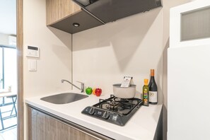 Deluxe Twin Room | Private kitchen | Full-sized fridge, microwave, stovetop, cookware/dishes/utensils - BON Tokyo Kamata Parkside (Tokyo)