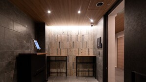 Un ascensor moderno con pantalla digital, techo de madera y pared con un diseño original.