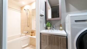 Deluxe Twin Room | Bathroom | Separate tub and shower, free toiletries, hair dryer, bidet