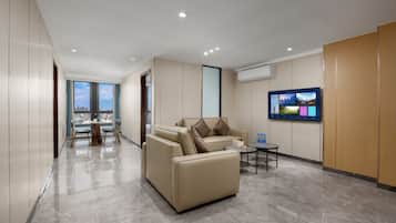 Suite Premier, 3 kamar tidur, pemandangan kota | Brankas, meja kerja, tirai kedap cahaya, dan kedap suara