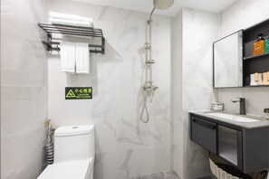 Classic-Zimmer, 1 Queen-Bett, Kochnische, Stadtblick | Badezimmer | Dusche, kostenlose Toilettenartikel, Haartrockner, Hausschuhe