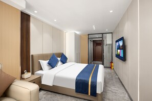 Classic-Zimmer, 1 Queen-Bett, Kochnische, Stadtblick | Zimmersafe, Schreibtisch, Verdunkelungsvorhänge, schallisolierte Zimmer