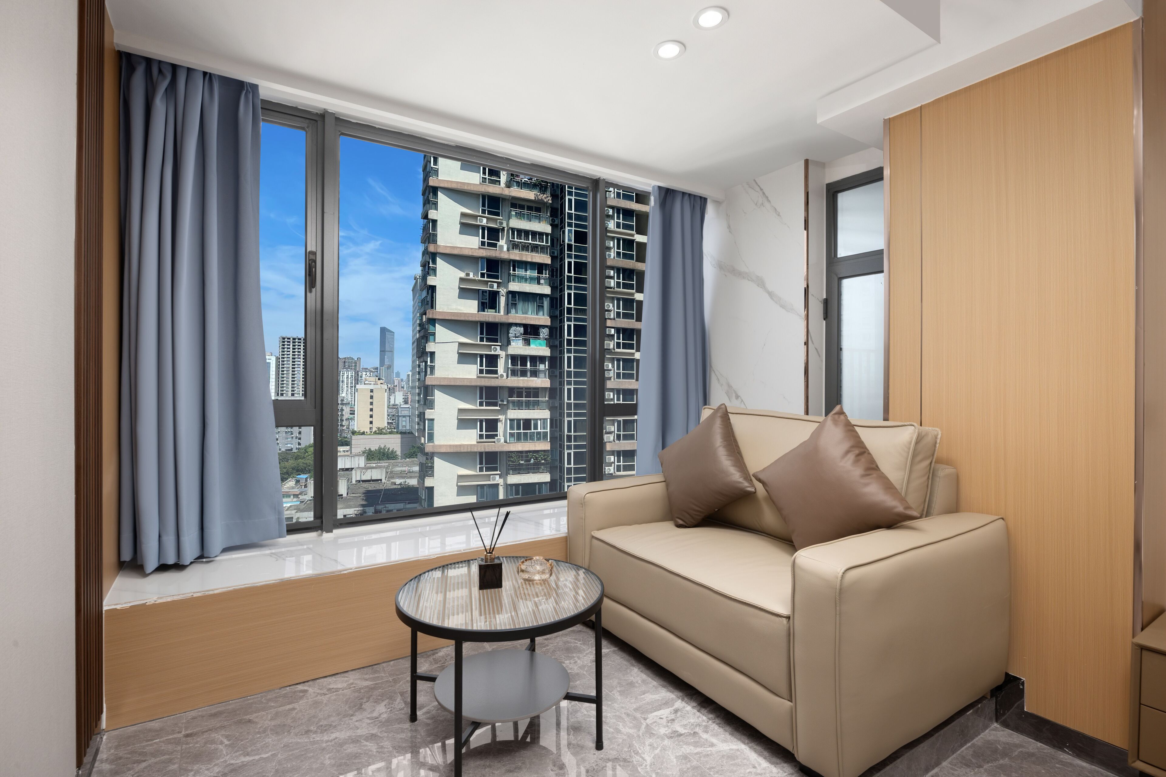 Classic Room, 1 Queen Bed, Kitchenette, City View | Living area