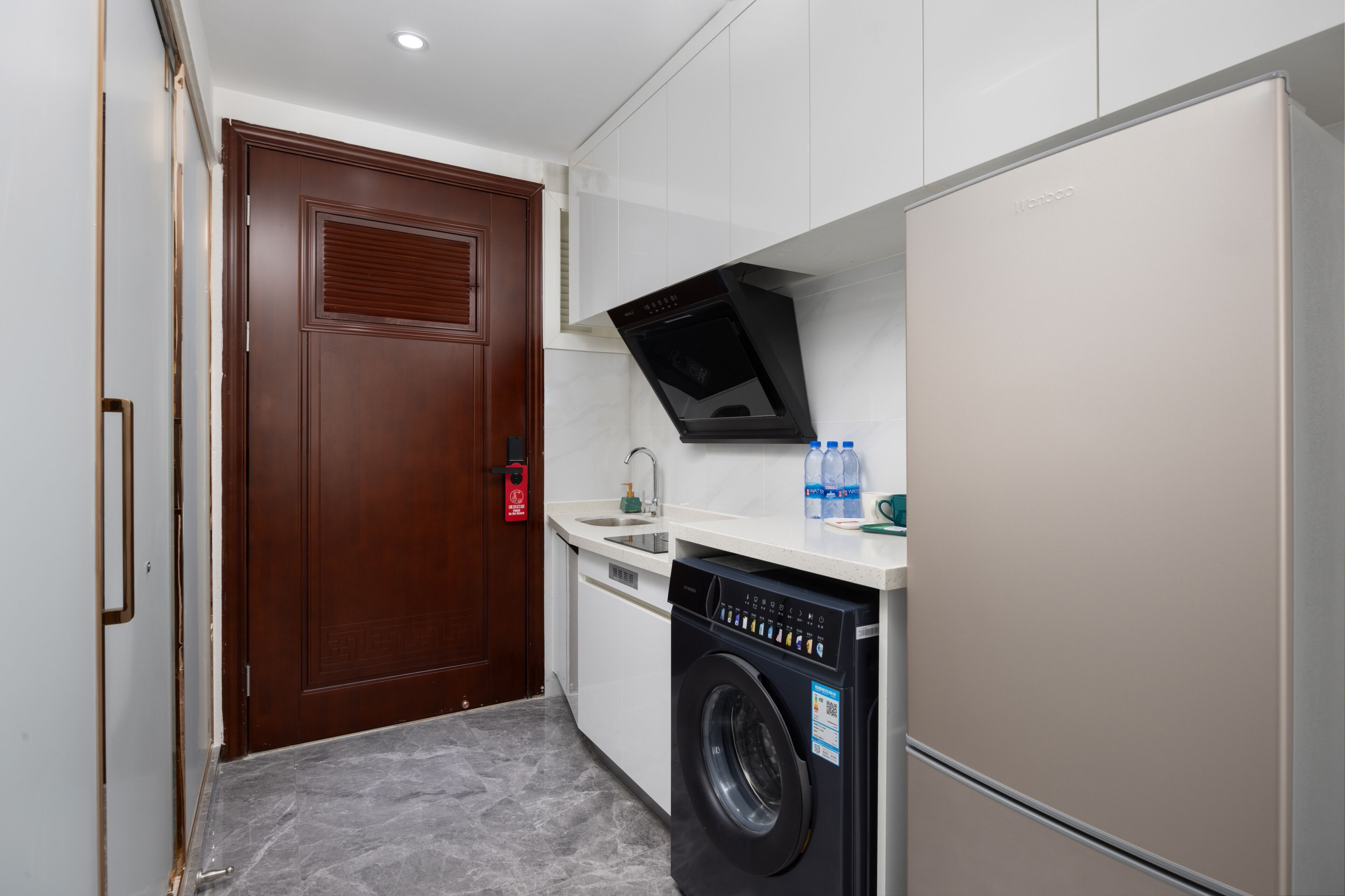 Classic Room, 1 Queen Bed, Kitchenette, City View | Interior