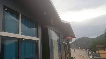Familien-Doppelzimmer, Balkon, Bergblick | Unterkunftsgelände