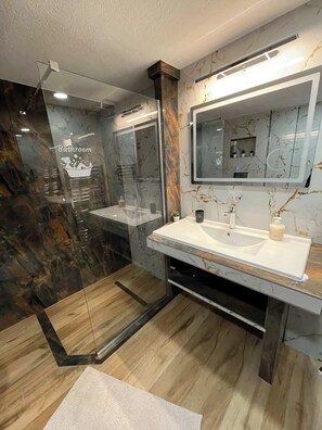Dusche, Haartrockner, Handtücher, Seife