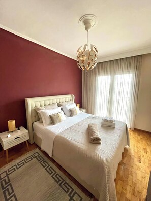 2 Schlafzimmer, Schreibtisch, Bügeleisen/Bügelbrett, Reisekinderbett