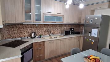 Kühlschrank, Mikrowelle, Wasserkocher mit Kaffee-/Teezubehör