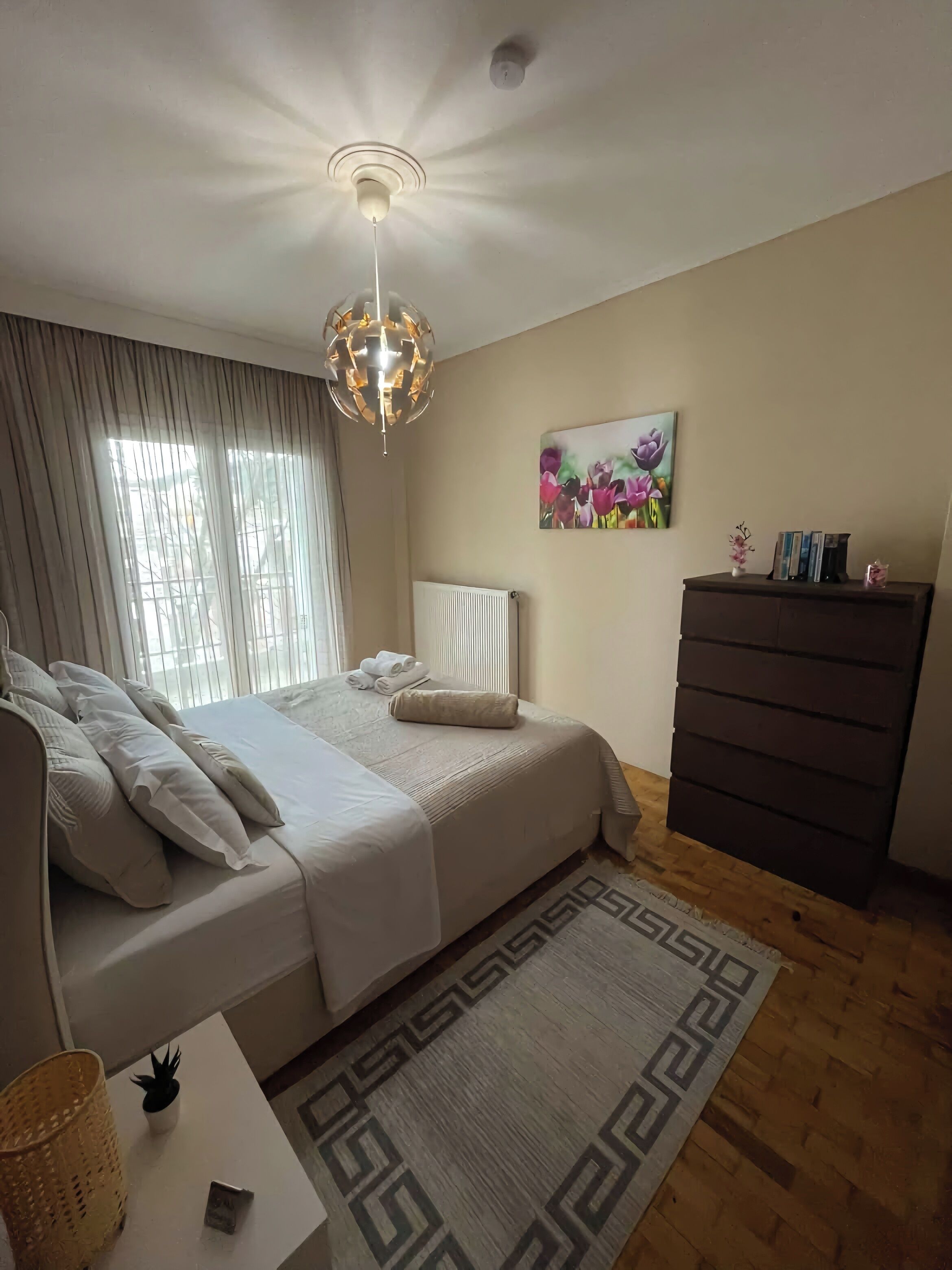 2 makuuhuonetta, työpöytä, silitysrauta/-lauta, vauvan matkasänky