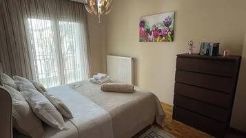 2 Schlafzimmer, Schreibtisch, Bügeleisen/Bügelbrett, Reisekinderbett
