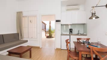 Dobbeltværelse - balkon - udsigt til have | Privat køkken | Køleskab, kogeplade, køkkentøj/tallerkener/redskaber