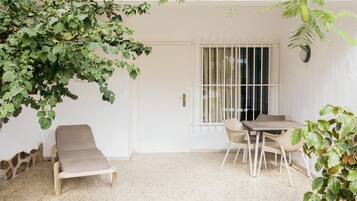 Camera doppia, balcone, vista giardino | Terrazza/patio