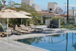 Udendørs pool, parasoller, liggestole